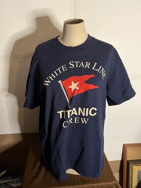 LEE 90’s graphic Tshirt maiden voyage titanic